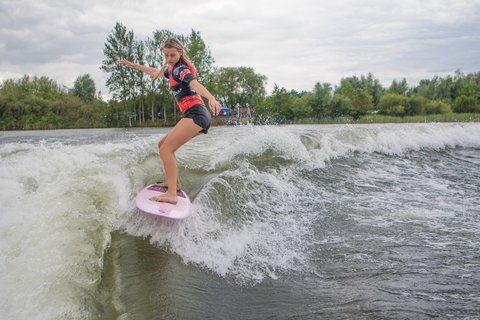 Emilia Whitehouse at the 2023 Malibu Boats UK Wakesurf Nationals - Photo Mark Osmond Mich Rowley