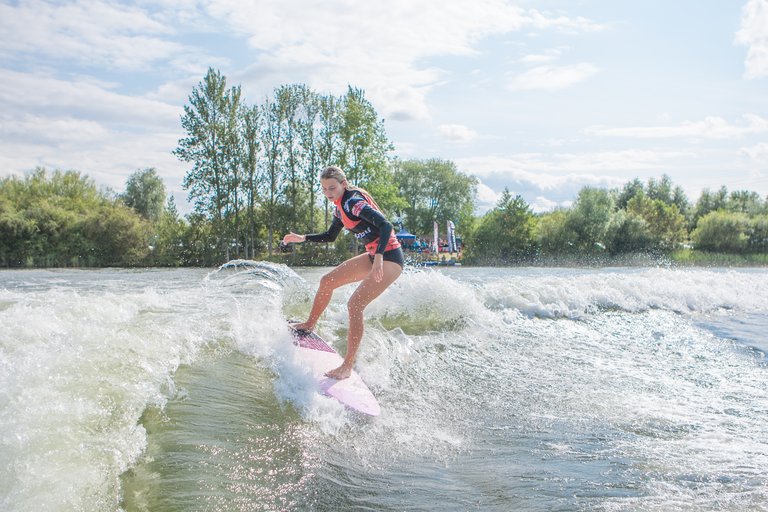 Emilia Whitehouse at the 2023 Malibu Boats UK Wakesurf Nationals - Photo Mark Osmond Mich Rowley