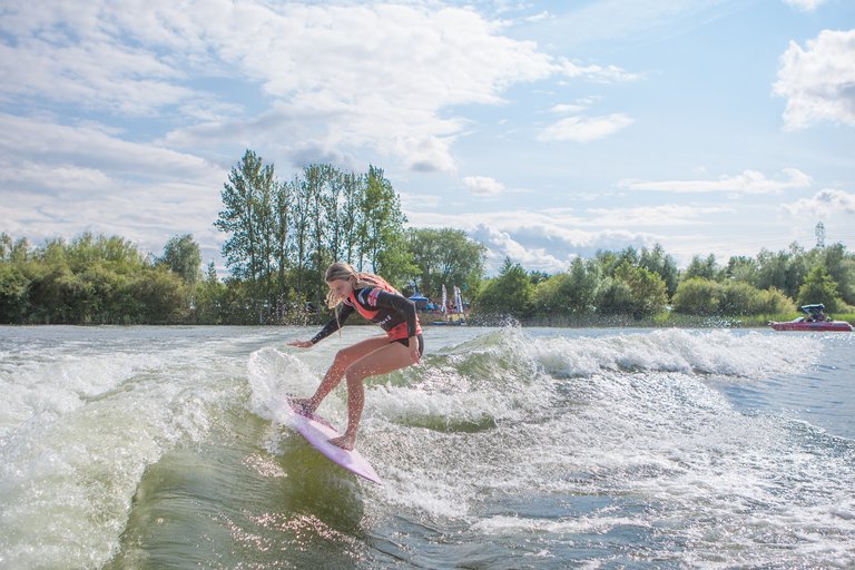 Emilia Whitehouse at the 2023 Malibu Boats UK Wakesurf Nationals - Photo Mark Osmond Mich Rowley
