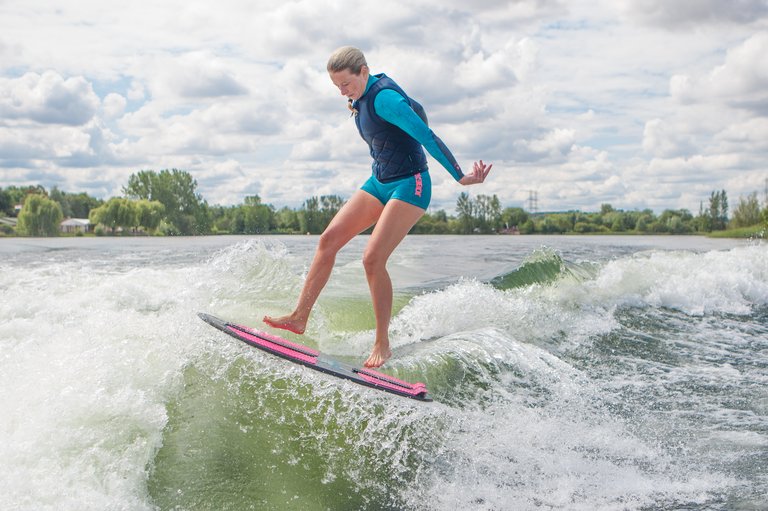 Jen Edwards at the 2023 Malibu Boats UK Wakesurf Nationals - Photo Mark Osmond Mich Rowley
