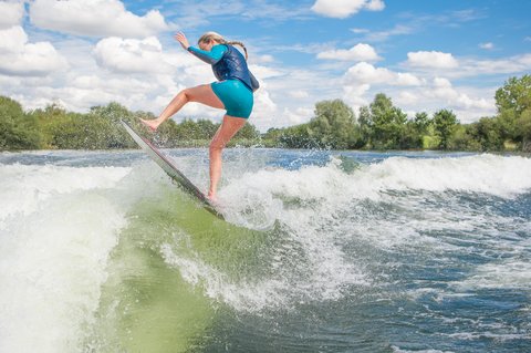 Jen Edwards at the 2023 Malibu Boats UK Wakesurf Nationals - Photo Mark Osmond Mich Rowley
